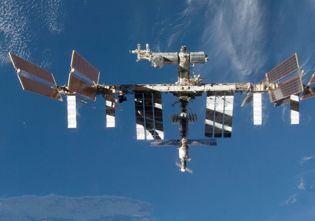 Międzynarodowa Stacja Kosmiczna (ISS) na pokładzie której zainstalowany jest instrument DESIS, opracowany z udziałem Polaków z Centrum Badań Kosmicznych PAN. Fot. NASA