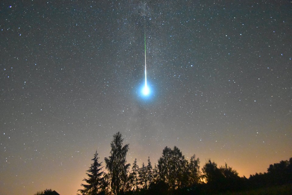 Meteor z roju Perseidów (rok 2016), nieco ciemniejszy niż Księżyc w pełni. Fot. Mariusz Wiśniewski