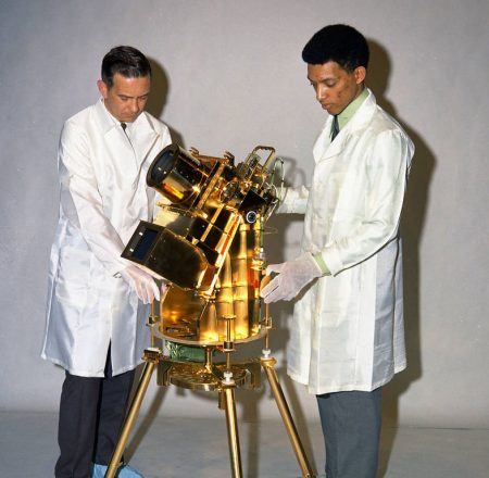 Instrument Far Ultraviolet Camera/Spectrograph i jego “ojciec” - dr George Carruthers (po prawej). Fot. NASA
