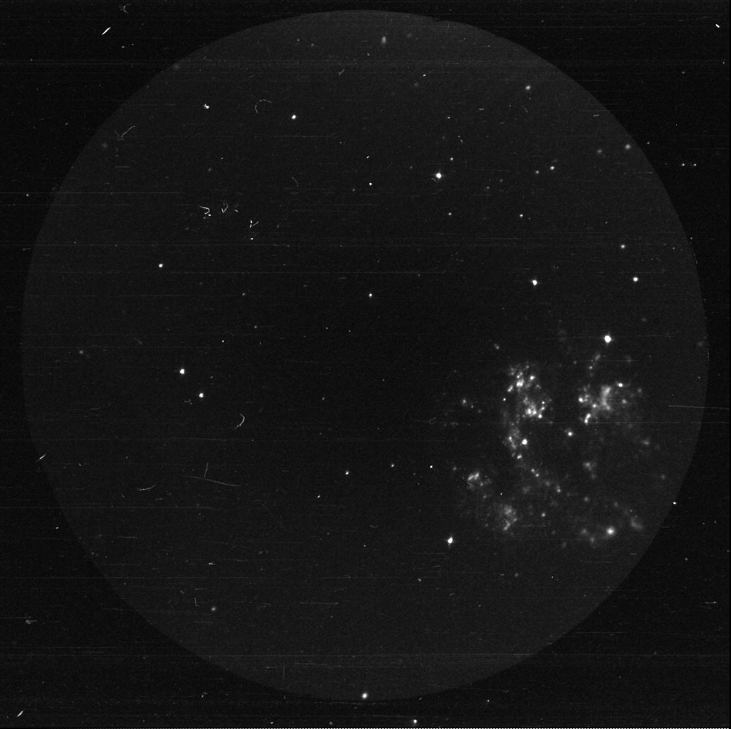Wielki Obłok Magellana (grupa gwiazd po prawej, na dole) widziana w zakresie ultrafioletu za pomocą pomocą instrumentu Far Ultraviolet Camera/Spectrograph, misja Apollo-16. Fot. NASA