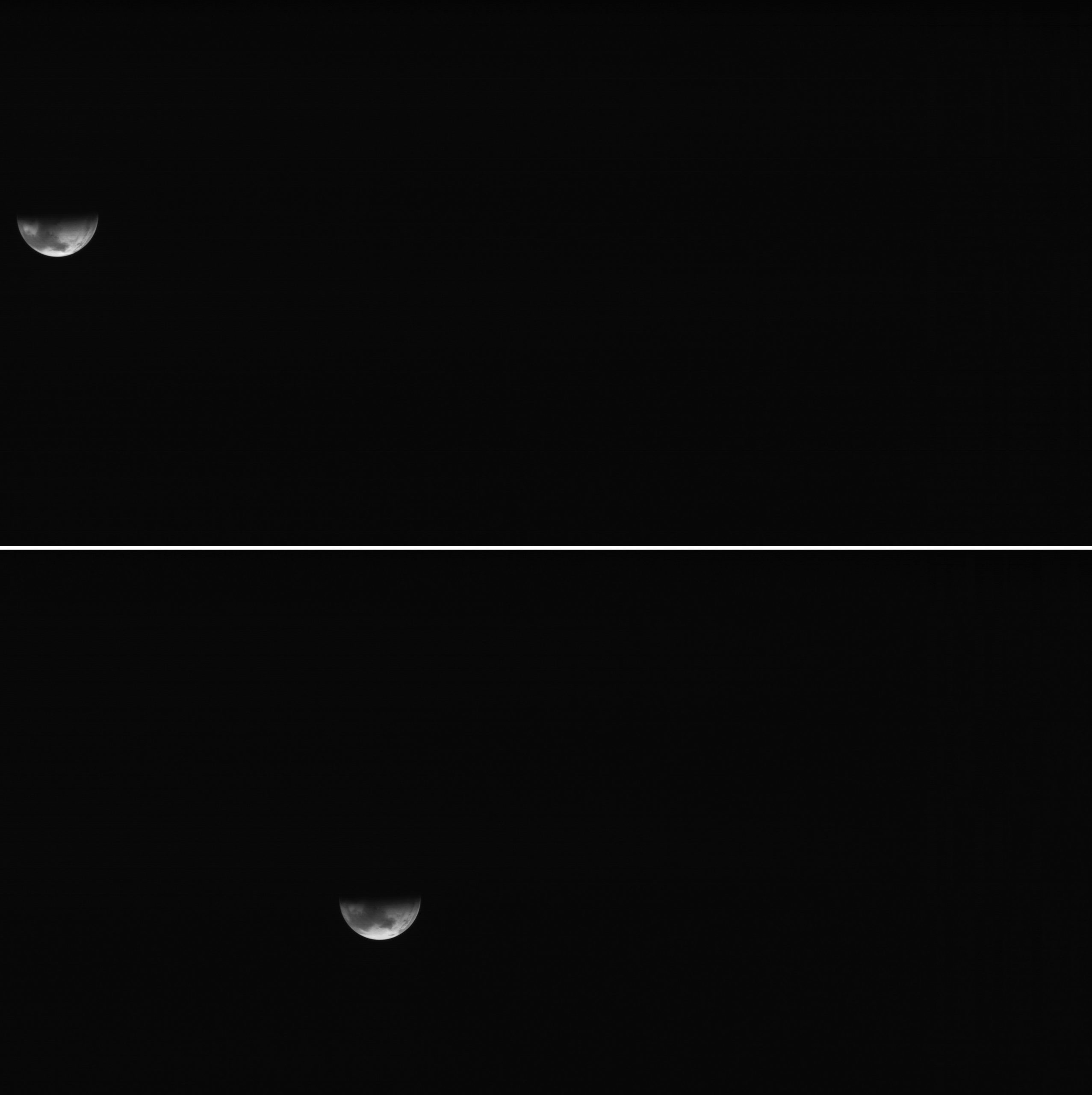 Jedyne obrazy z wąskokątnej (wysokorozdzielczej) kamery Mars Observer Camera (MOC), na których widoczny był Mars. Górny wykonano 27 czerwca 1993 o godzinie 04:52:41 czasu uniwersalnego, dolny – godzinne wcześniej. (Względem oryginałów poprawiłem kontrast). Fot. Malin Space Science Systems.