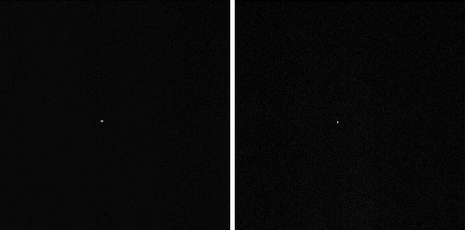 Para obrazów Marsa z kamery Mars Observer Camera (MOC), uzyskanych przez obiektywy szerokokątne. Po lewej obraz w filtrze czerwony, po prawej w niebieskim. Tak – Mars to ten mały jasny piksel blisko środka każdego ze zdjęć. Obydwa obrazy wykonano 27 lipca 1993 roku o godzinie 4:51:17 czasu uniwersalnego. (Względem oryginałów poprawiłem kontrast). Fot. Malin Space Science Systems.