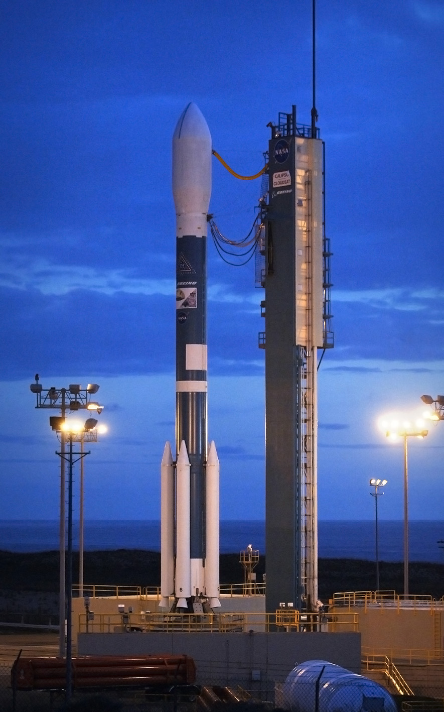 Rakieta nośna Delta II oczekująca na wystrzelenie z bazy Vandenberg w Kalifornii. Na pokładzie rakiety wyczekiwane przez naukowców satelity CloudSat i CALIPSO. Fot. NASA