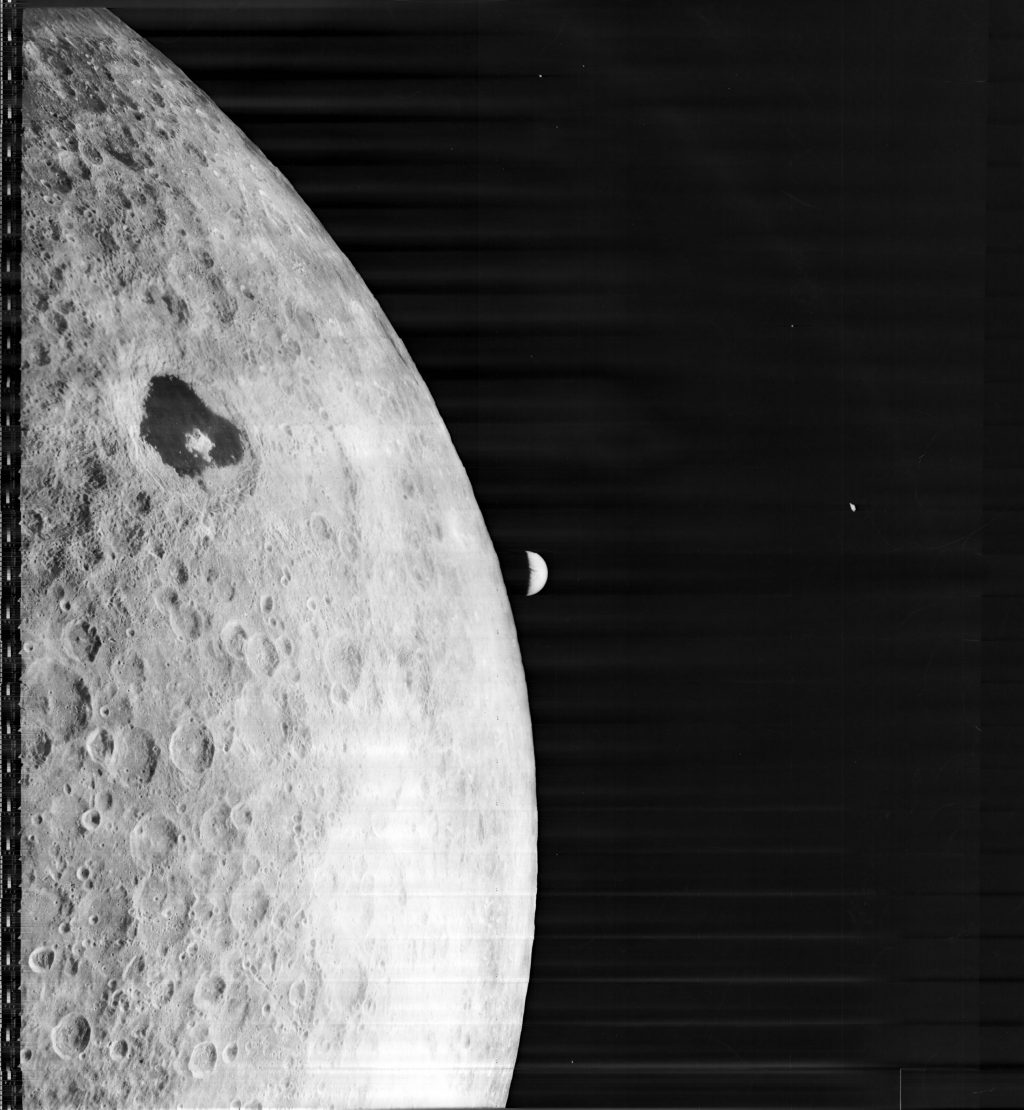 Ziemia wschodząca nad horyzontem Księżyca (tzw. Earthrise, wschód Ziemi). Obserwacja obiektywem szerokokątnym sondy Lunar Orbiter-1. Obserwacje wysokiej rozdzielczości (obiektyw 610 mm) pokrywały się z centralną częścią tej sceny. Fot. NASA