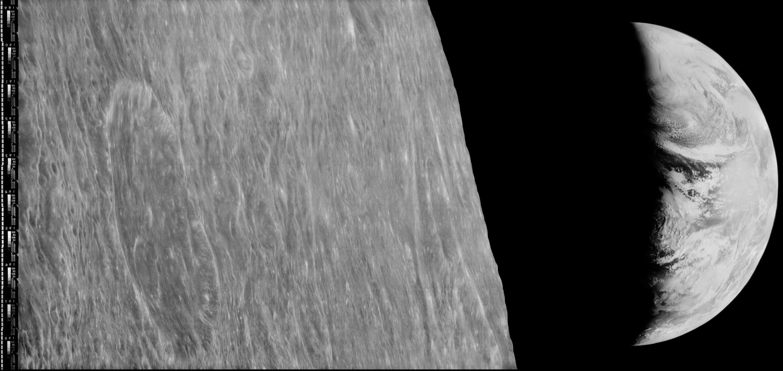 Ziemia wschodząca nad horyzontem Księżyca (tzw. Earthrise, wschód Ziemi). Obraz zrekonstruowany z taśm magnetycznych w ramach inicjatywy LOIRP. Fot. NASA